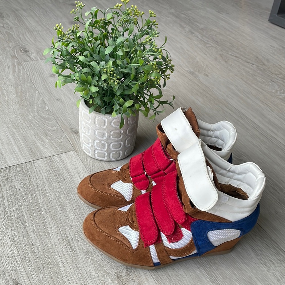 Cute sneakers with hidden wedge